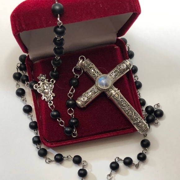 Cruel Intentions Cross Necklace - Picture 1 of 6